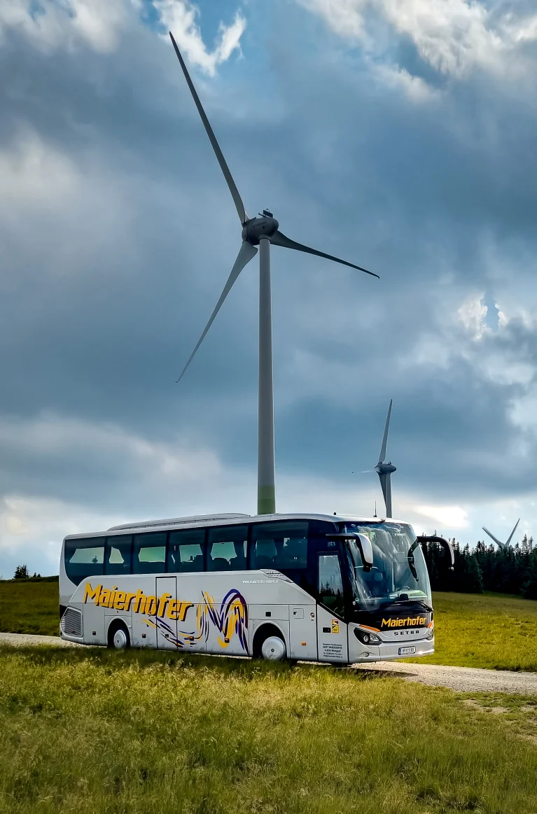 Maierhofer Reisen 59-Sitzer Bus vor Windrad